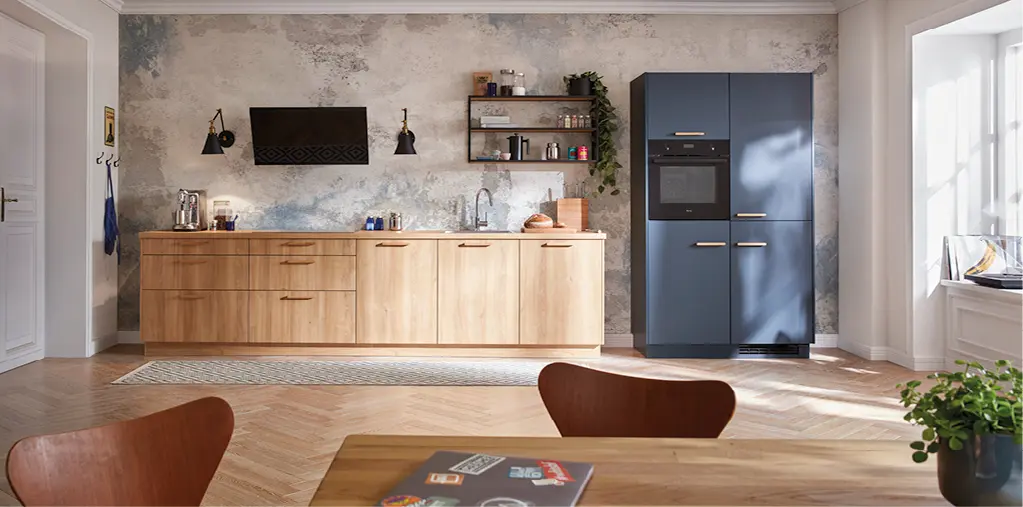 Moderne Einbauküche mit Holzfronten, offenen Regalen und blauen Hochschränken mit Backofen. Küchenzeile im zeitlosen Design mit stilvoller Wandgestaltung, Licht und viel Stauraum für modernes Wohnen.
